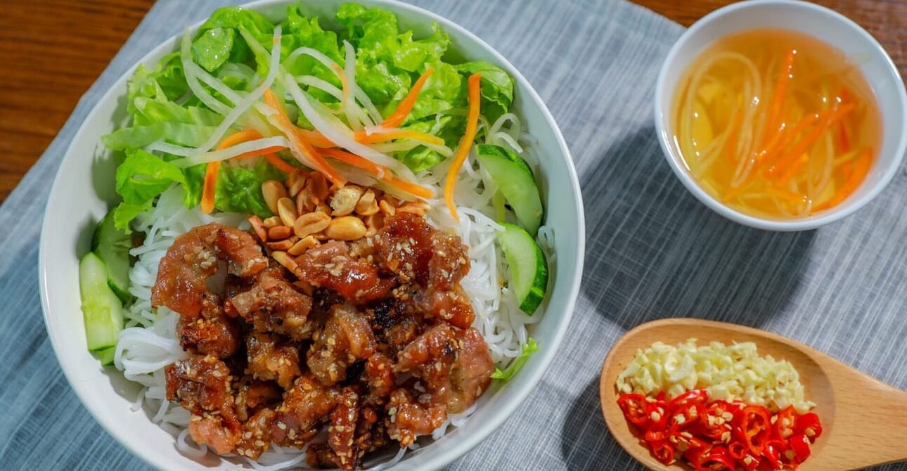 Khám phá những địa điểm bún thịt nướng hấp dẫn tại Nha Trang