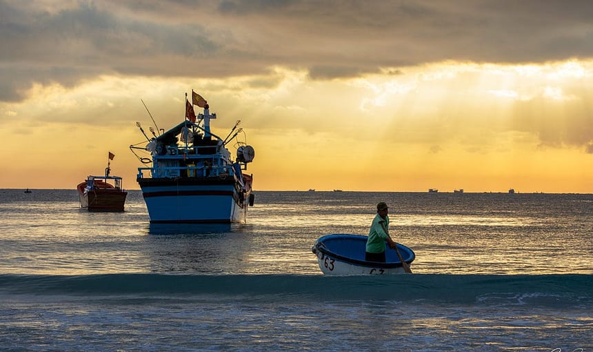 TRÊN ĐẦU NGỌN SÓNG