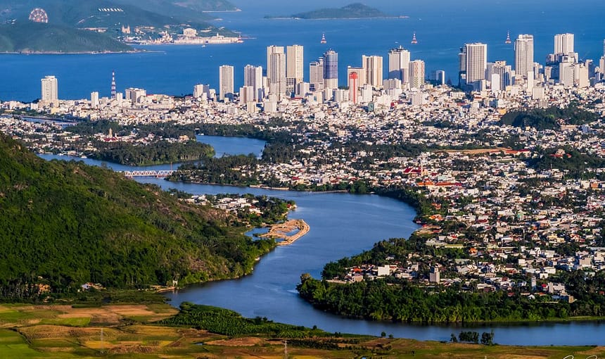 GIỮA LÒNG PHỐ BIỂN