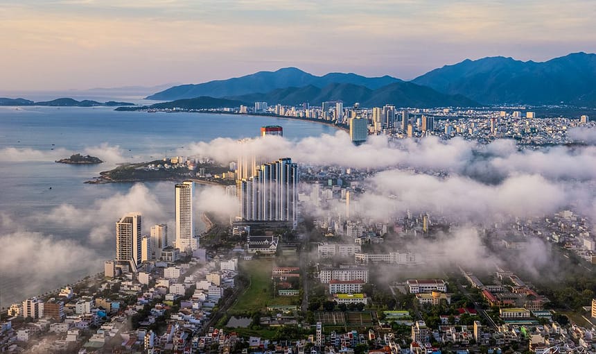 THÀNH PHỐ TRONG MÂY