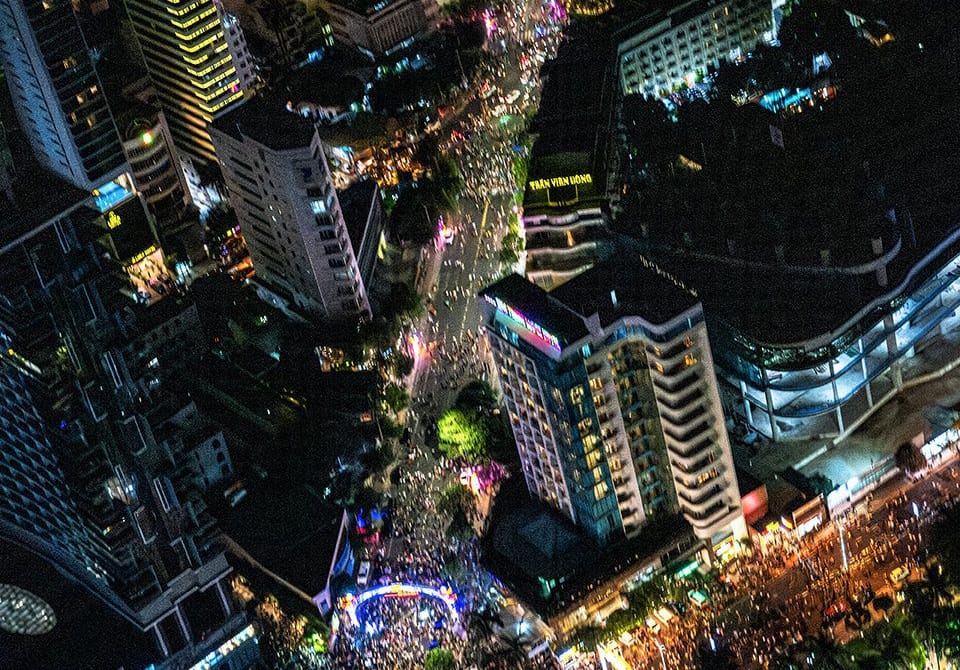 THÀNH PHỐ KHÔNG NGỦ